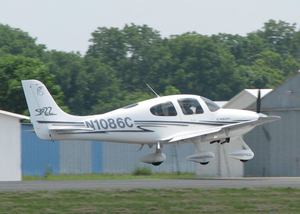 Cirrus SR-22 (N1086C) - Touching down at Downtown Shreveport.