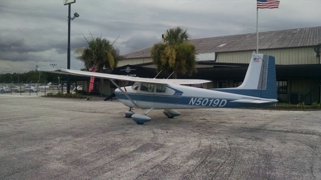 Cessna Skylane (N5019D)
