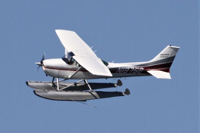 Cessna Skyhawk (N19752) - Over Mercer Island, WA