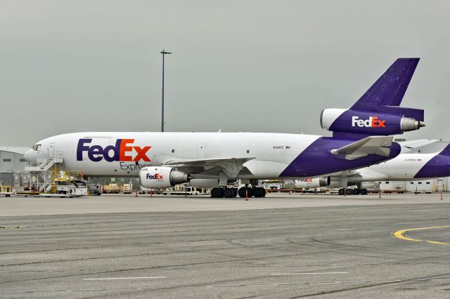 McDonnell Douglas DC-10 (N319FE)