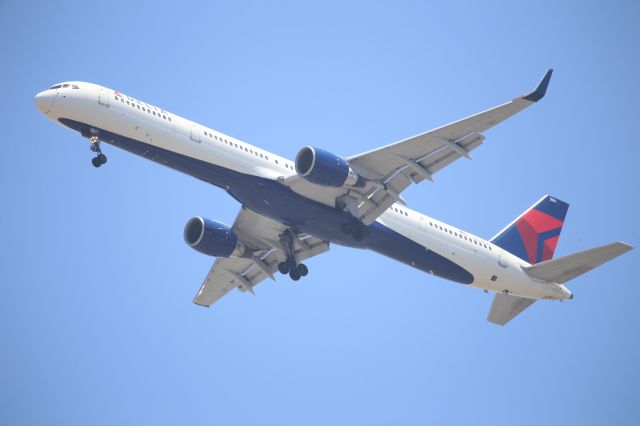 BOEING 757-300 (N584NW)