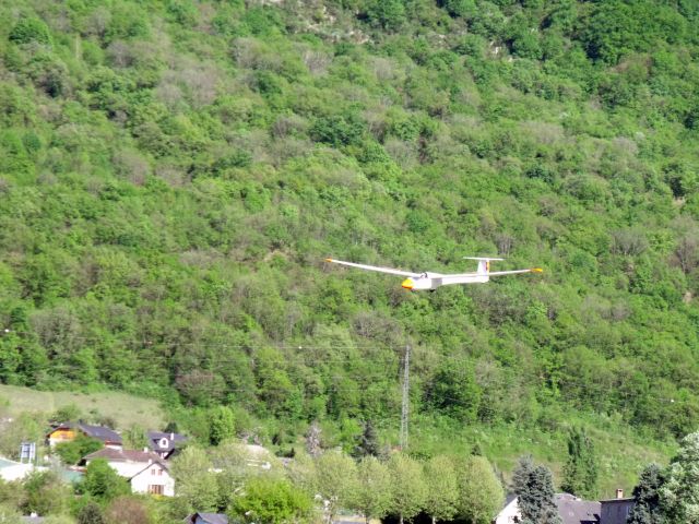 — — - Atterrissage de Planeur à Challes les eaux Chambery