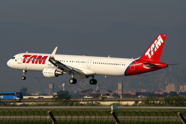 Airbus A321 (PT-XPF)