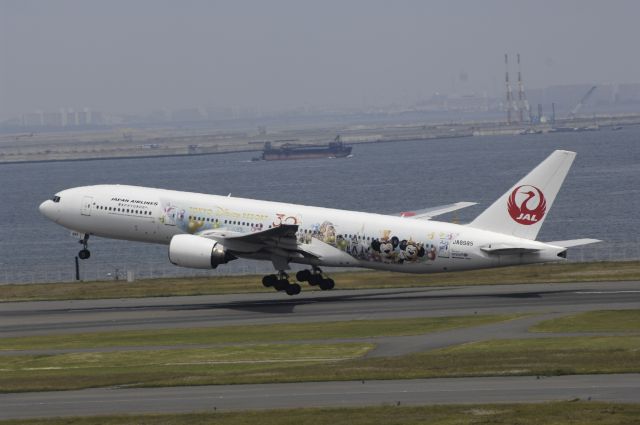 Boeing 777-200 (JA8985) - Takeoff at Haneda Intl Airport Rwy34R on 2013/05/16 "No-1 JAL Happiness Express"