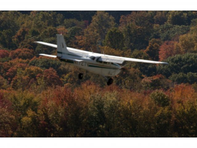 Cessna Skyhawk (N1727V) - Landing RW26.