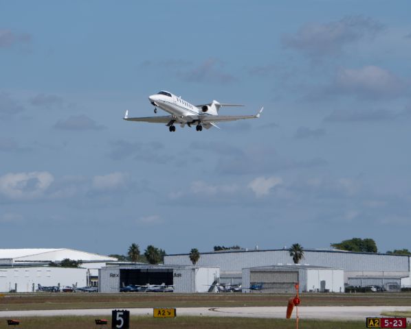 Learjet 40 (N998NJ) - Departing Naples - runway 23
