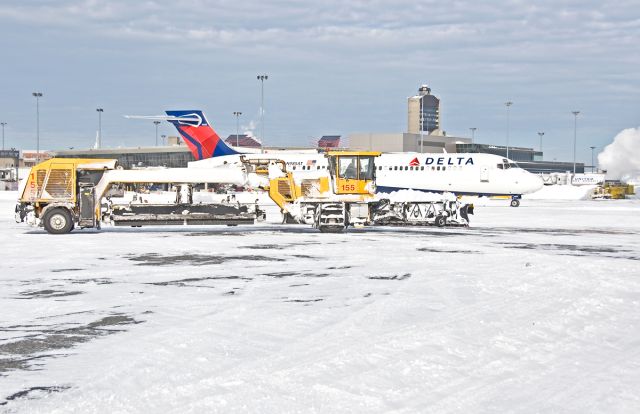 Boeing 717-200 (N985AT) - Snow 