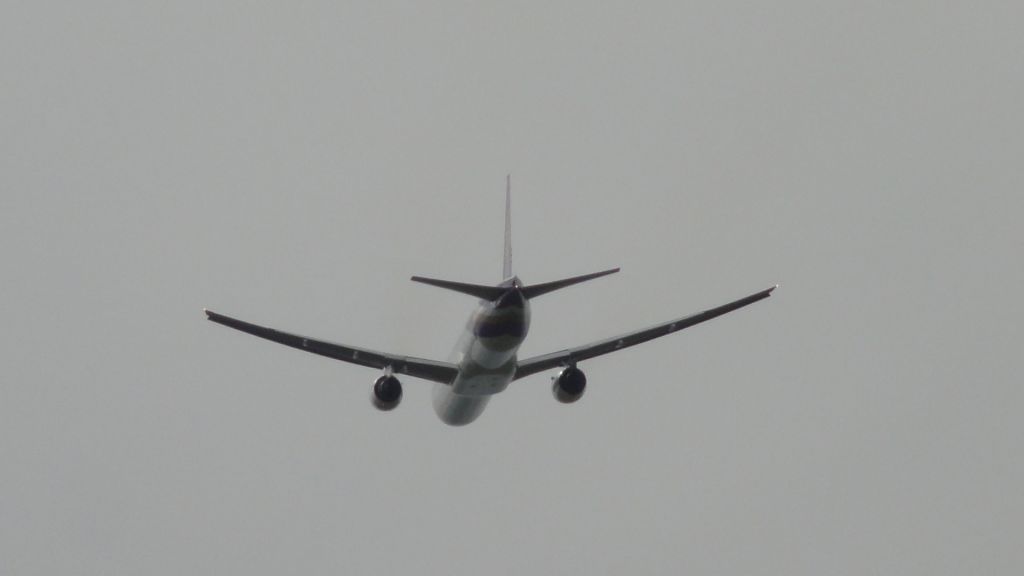 Boeing 777-200 (HS-TKB) - Boeing 777-3D7 TG466 MEL-BKK Wed 5 Sep 2012 Melbourne Tullamarine - RWY 34 Into the eye of the storm.