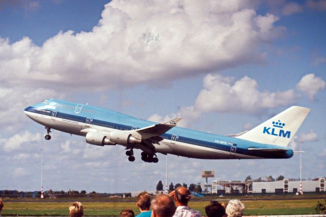 Boeing 747-400 (PH-BFG) - KLM B747-406 cn24517 take off rwy24