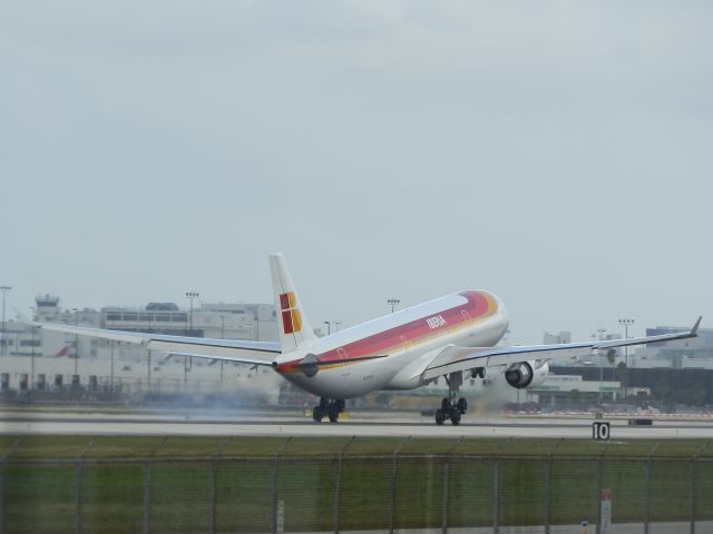 Airbus A330-300 (EC-LUX)