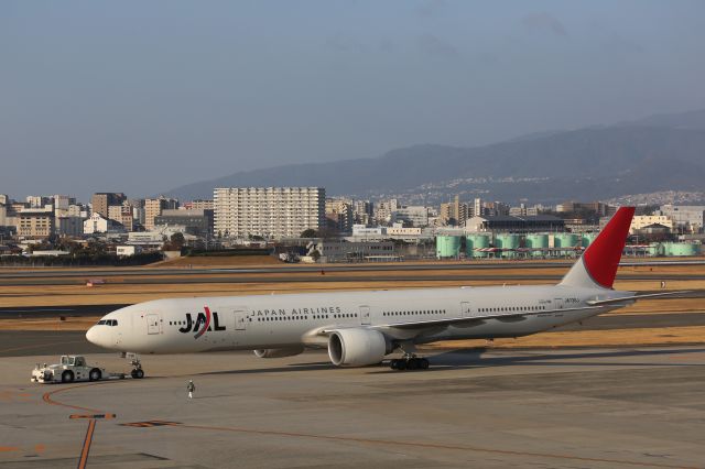 BOEING 777-300 (JA736J)