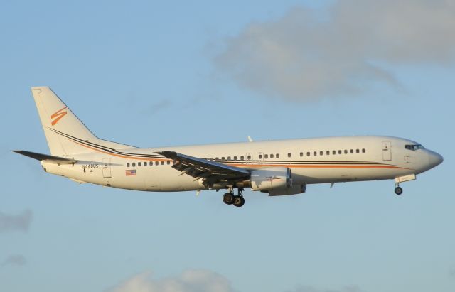 BOEING 737-400 (N440US)