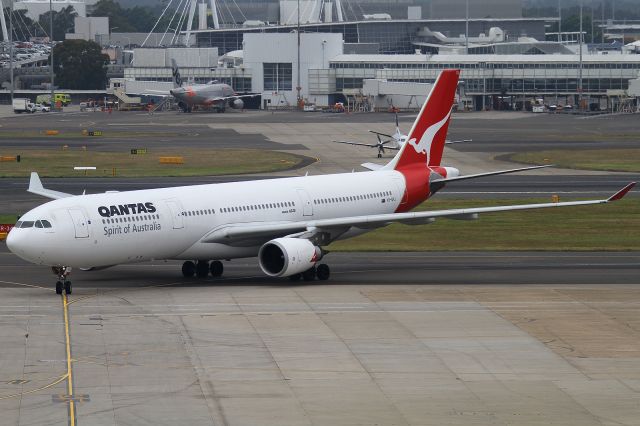 Airbus A330-300 (VH-QPJ)