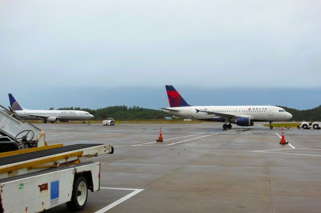 Airbus A320 (N343NB) - N12216 738 of United being pushed back behind Delta.