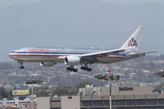 Boeing 777-200 (N755AN)