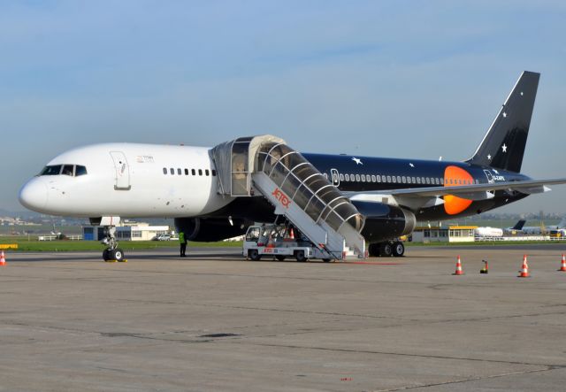 Boeing 757-200 (G-ZAPX)