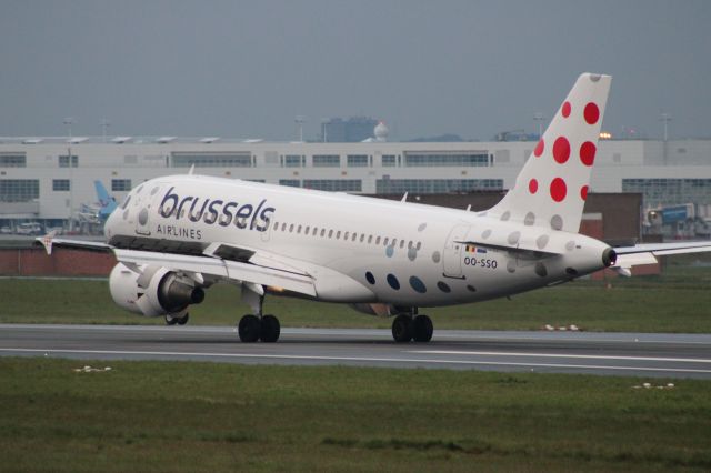 Airbus A319 (OO-SSO) - Spotting platform 07R/25L