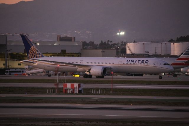 BOEING 787-10 Dreamliner (N12003)