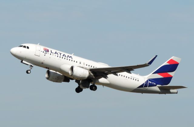 Airbus A320 (PR-TYI)