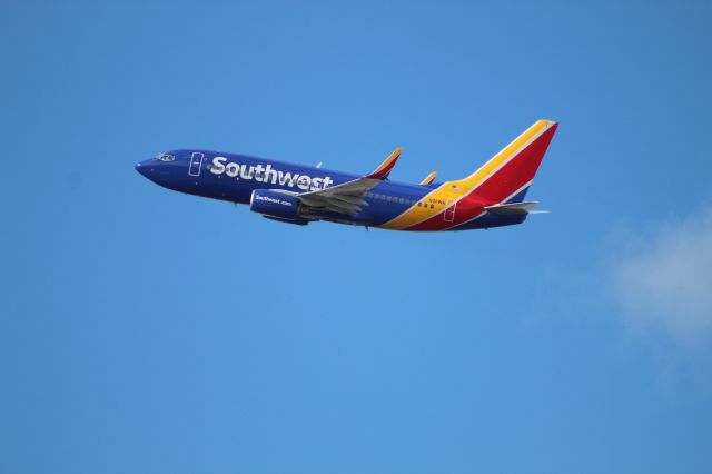 Boeing 737-700 (N211WN) - Southwest 737-700 departing runway 28R at Chicago O'hare to Denver