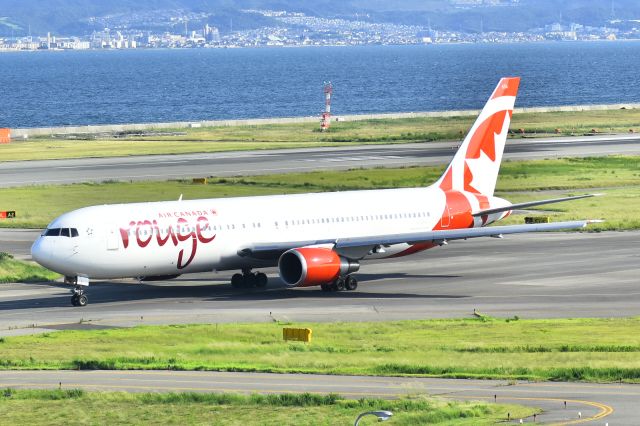 BOEING 767-300 (C-GHLA)