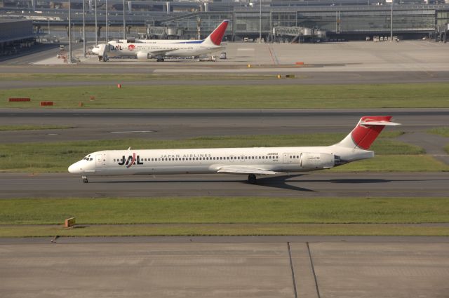 McDonnell Douglas MD-90 (BON8062) - Taxi at haneda Intl Airport on 2010/10/23