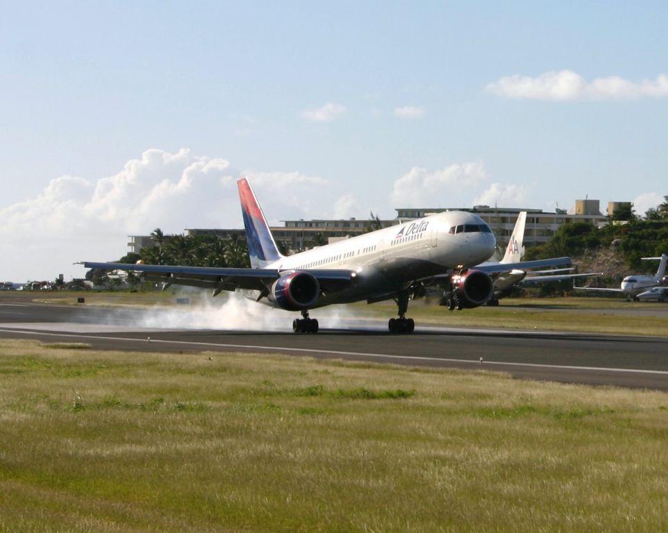 Boeing 757-200 (N678DL)