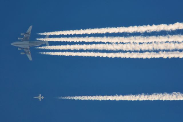 Boeing Globemaster III (08-0002) - Hungarian C-17 (NATO Command) eyed by an Swiss Air Force F-5E Tiger II at 34000ft