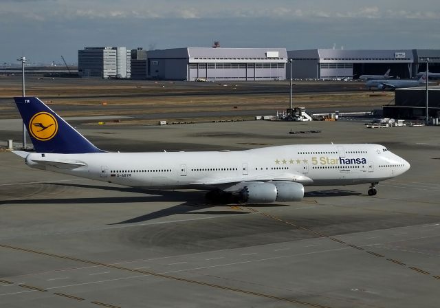 BOEING 747-8 (D-ABYM) - Taxing at HND (2017/12/20)