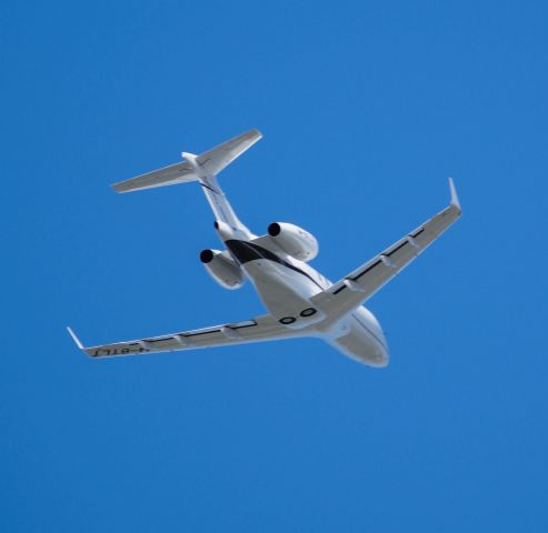 Bombardier Challenger 300 (M-BTLT)