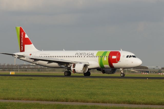 Airbus A320 (CS-TMW)