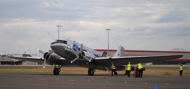 Douglas DC-3 (VH-OVM)