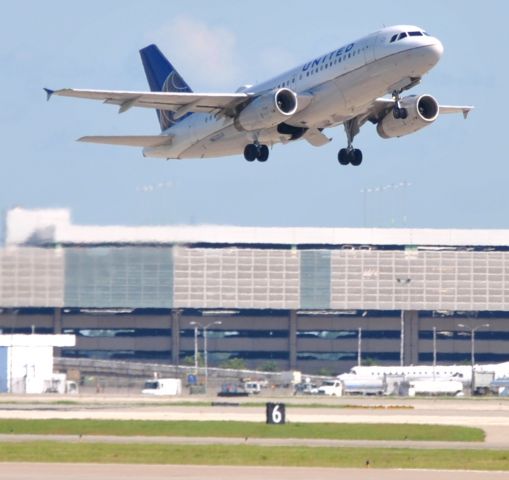 Airbus A319 (N830UA)