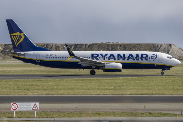 Boeing 737-700 (9H-QCP) - West of runway R22