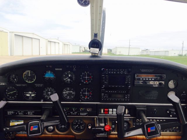 Piper Cherokee (N2833D) - 33Ds cockpit