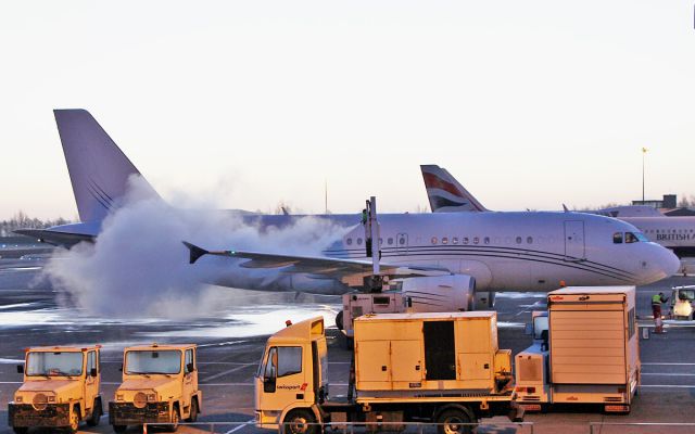 Airbus A319 (G-NOAH) - acropolis-aviation a319-115cj g-noah being de-iced at shannon 7//1/18.