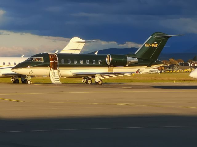 Canadair Challenger (OH-WIW)