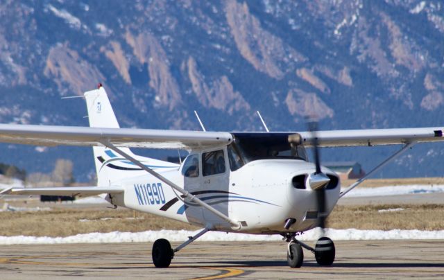 Cessna Skyhawk (N1199D) - Cessna 172 taxiing at KBJC