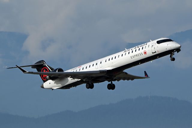 Canadair Regional Jet CRJ-900 (C-GJZT)