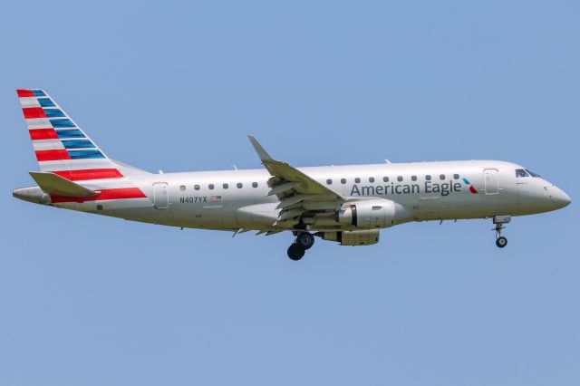 Embraer 175 (N407YX)