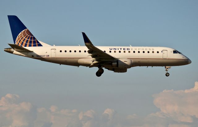 EMBRAER 175 (long wing) (N88327)