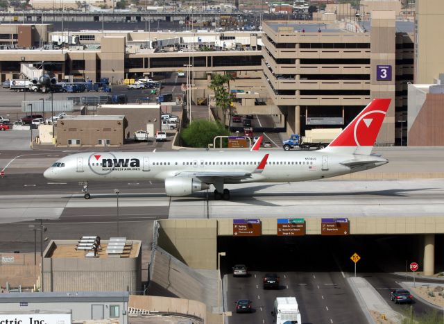 Boeing 757-200 (N536US) - KPHX - March 26th, 2007 - NWA 757 rolling for the take off runway on the south side of the Phoenix terminals. PHX is a great airport to film from the parking structures.