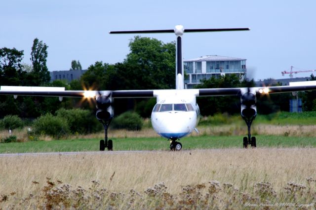 de Havilland Dash 8-100 (G-JECO)