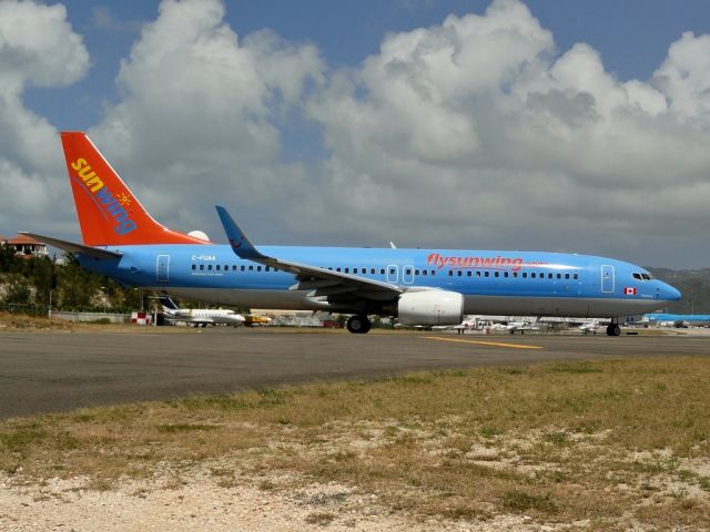 Boeing 737-800 (C-FUAA)