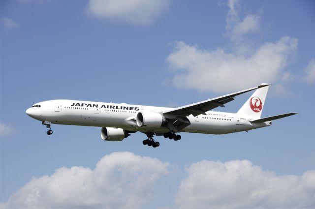 BOEING 777-300 (JA731J) - Final Approach to Narita Intl Airport Rwy16L on 2013/08/20 "JAL SKY SUITE 777"