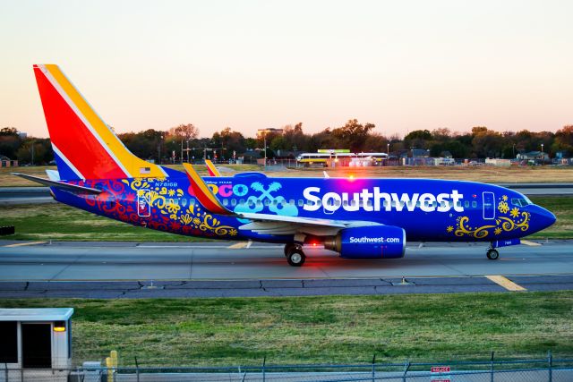 Boeing 737-700 (N7816B) - SWA B737 N7816B in her "Coco" promotional scheme, arrives just after dawn  from Atlanta