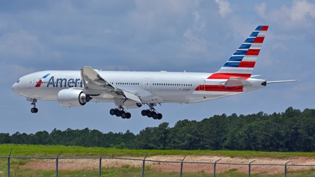 Boeing 777-200 (N757AN) - American Airlines Boeing 777-200 (N757AN) from EGLL arrives at KRDU Rwy 23R on 6/2/2018 at 12:52 pm