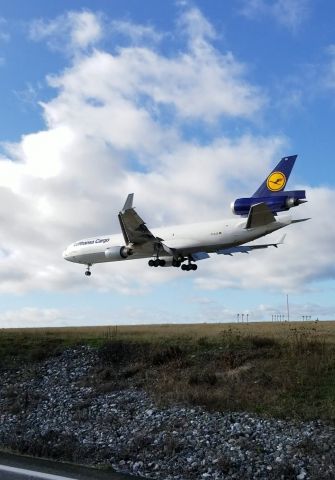 Boeing MD-11 (D-ALCE) - Final to 16R