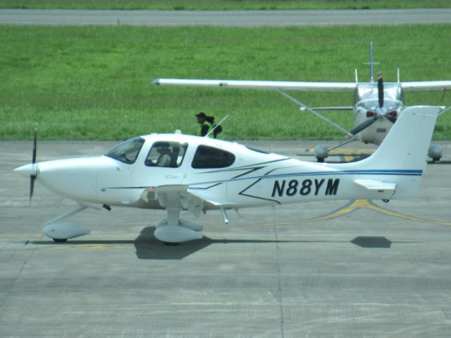 Cirrus SR-20 (N88YM)