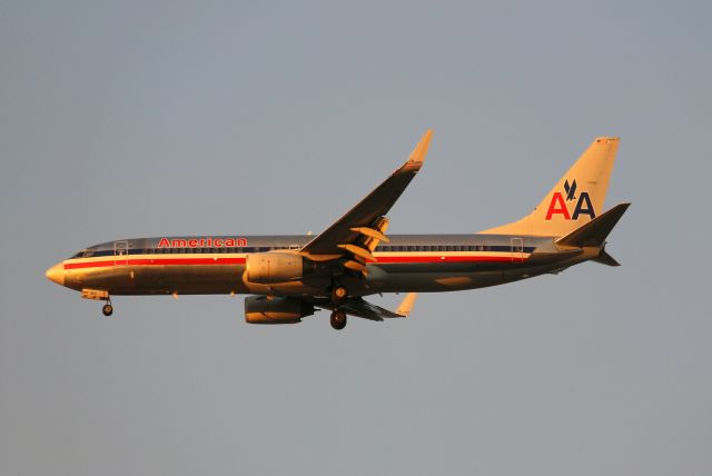 Boeing 737-800 (N948AN) - KSJC - American 737-8 on final for 30L at SJC - photo from the San Jose Amtrak station - click full.